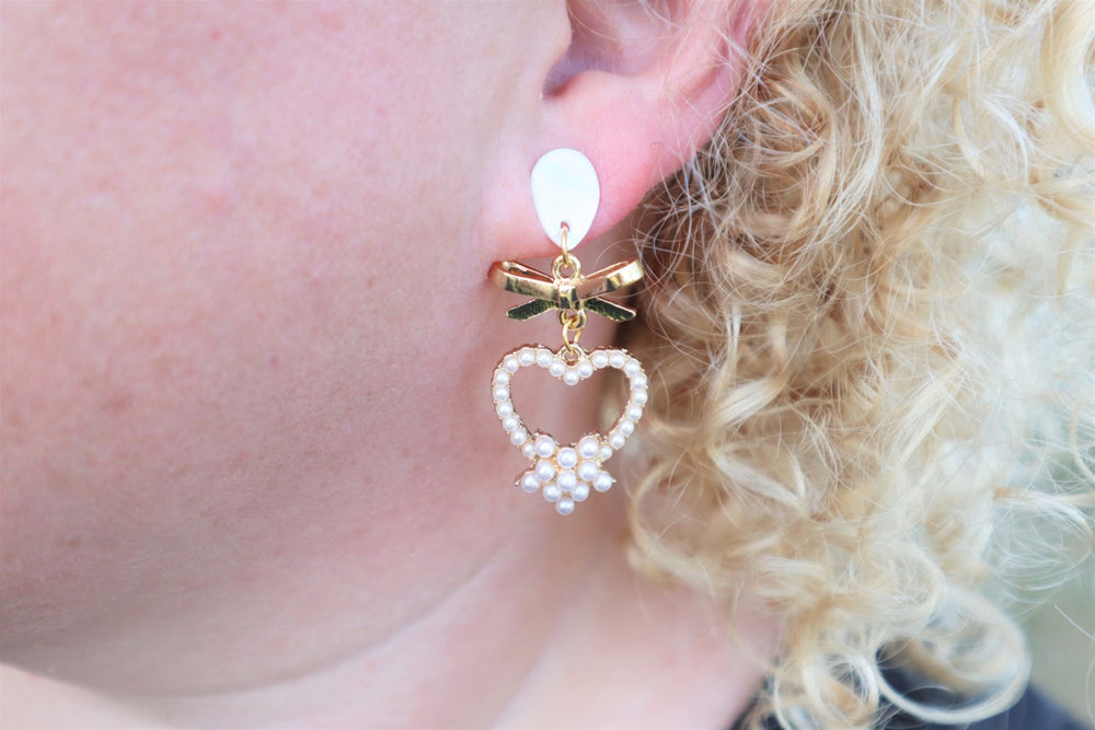 Pearly heart earrings with ribbon